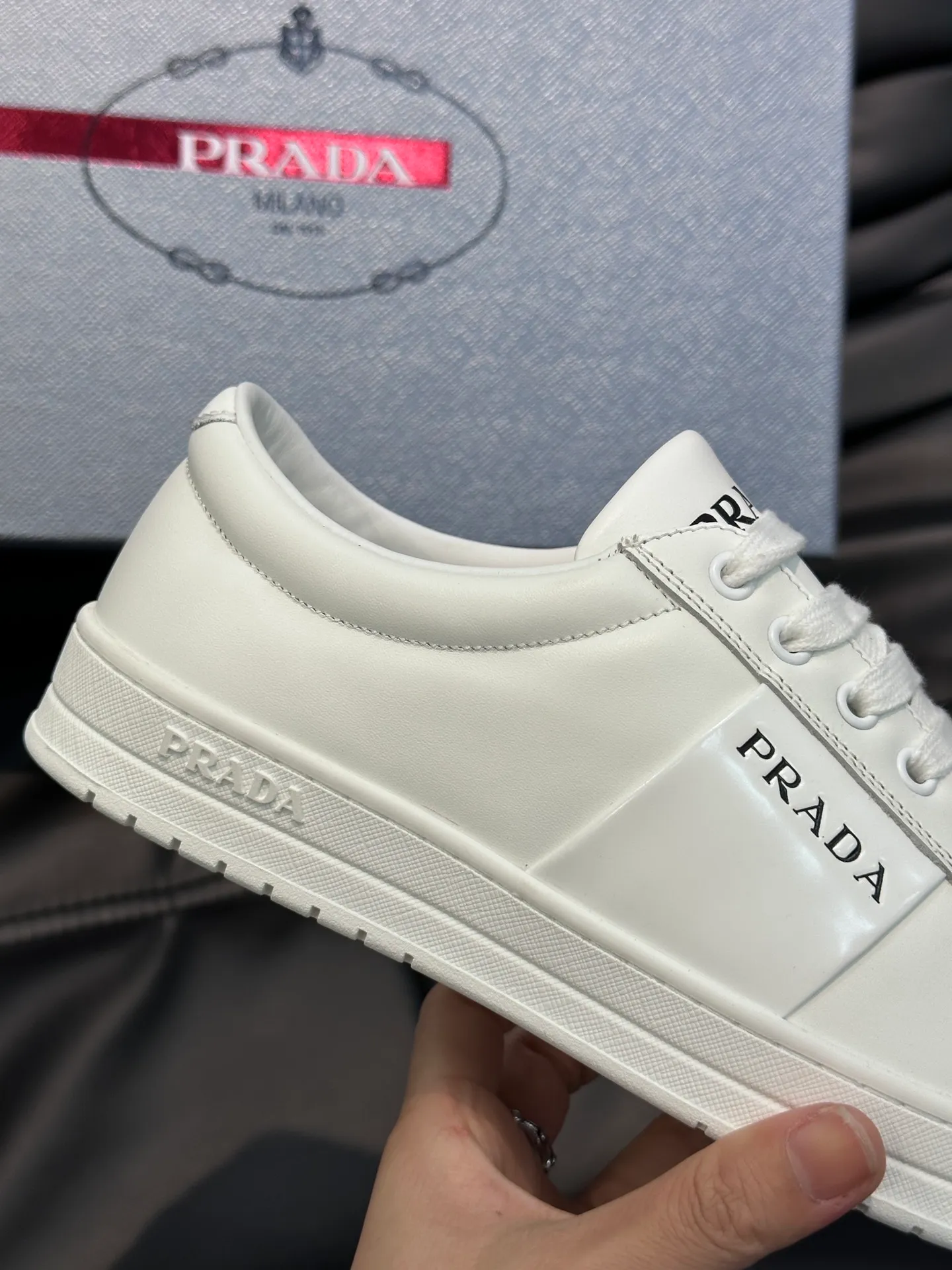 Men's shoes 💰p360 "Men's shoes 💰pRAD*" Prada's new high-end men's casual sports shoes. This leather sports shoe uses calfskin upper. The body of the shoe interprets the Prada letter brand logo from multiple angles. The brand logo is embellished on one side of the upper, all explaining the brand style. Sheepskin lining, lightweight, comfortable and durable! Size: 38-44